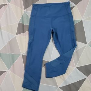 Workout capris with mesh details and pockets